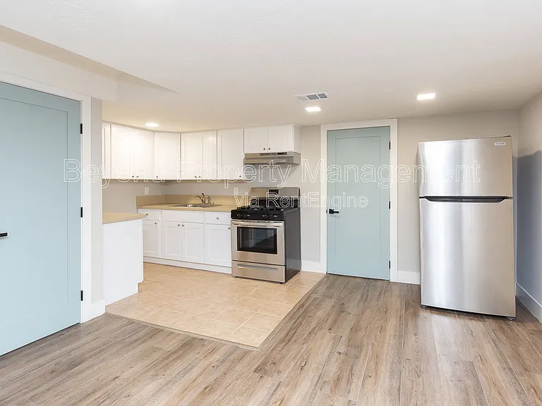 5464 Gilbert Dr — Photo 8