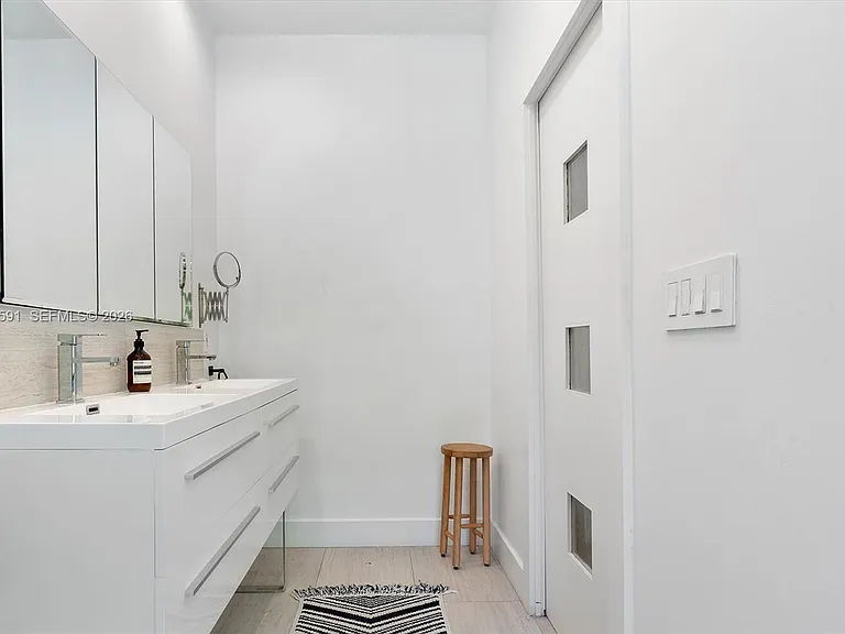 547 NE 59th St — Photo 25