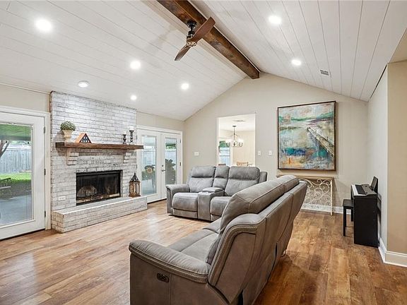 3rd image of 807 N Lake Caddo Ct