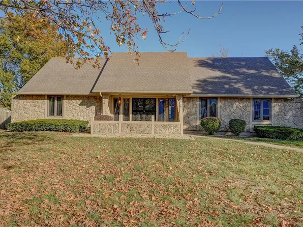 106 Rainbow Cir, Raymore, MO 64083