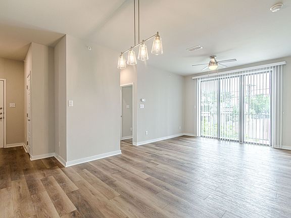 5th image of 711 S Frio St #11564218