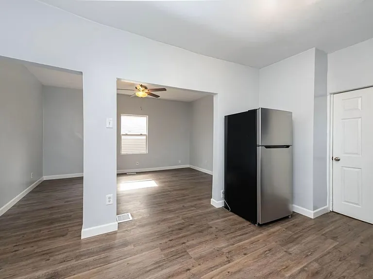 E. Walnut Hills - Cute 2 Bed In Upper Of 2 Family — Photo 9