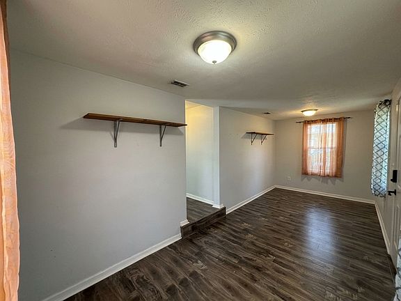 4th image of 2505 Golfview St