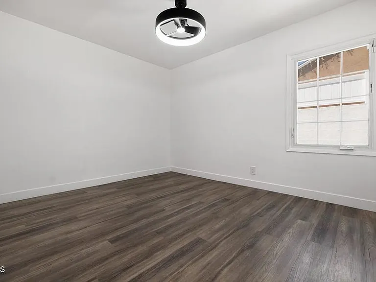 7637 Radford Ave — Photo 10