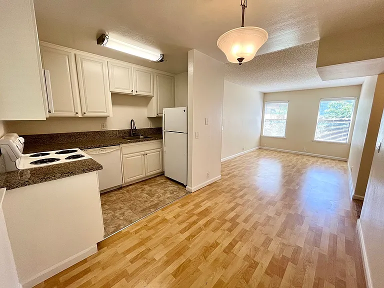 2518 Capitol Avenue — Photo 2