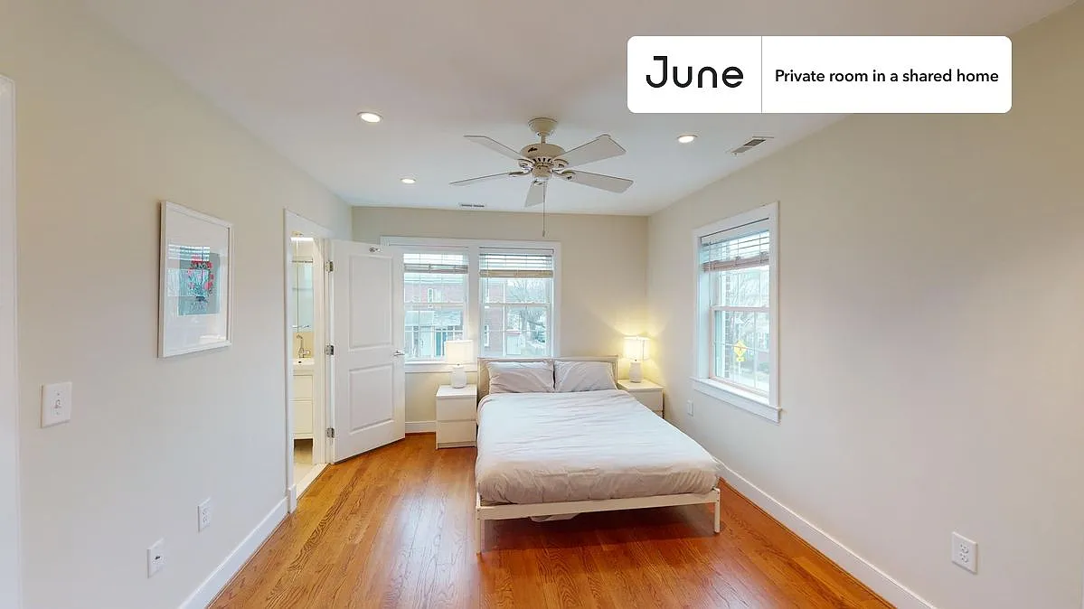 Queen bedroom in 3 bed/3 bath home in Capitol Hill #1456 A — Photo 2