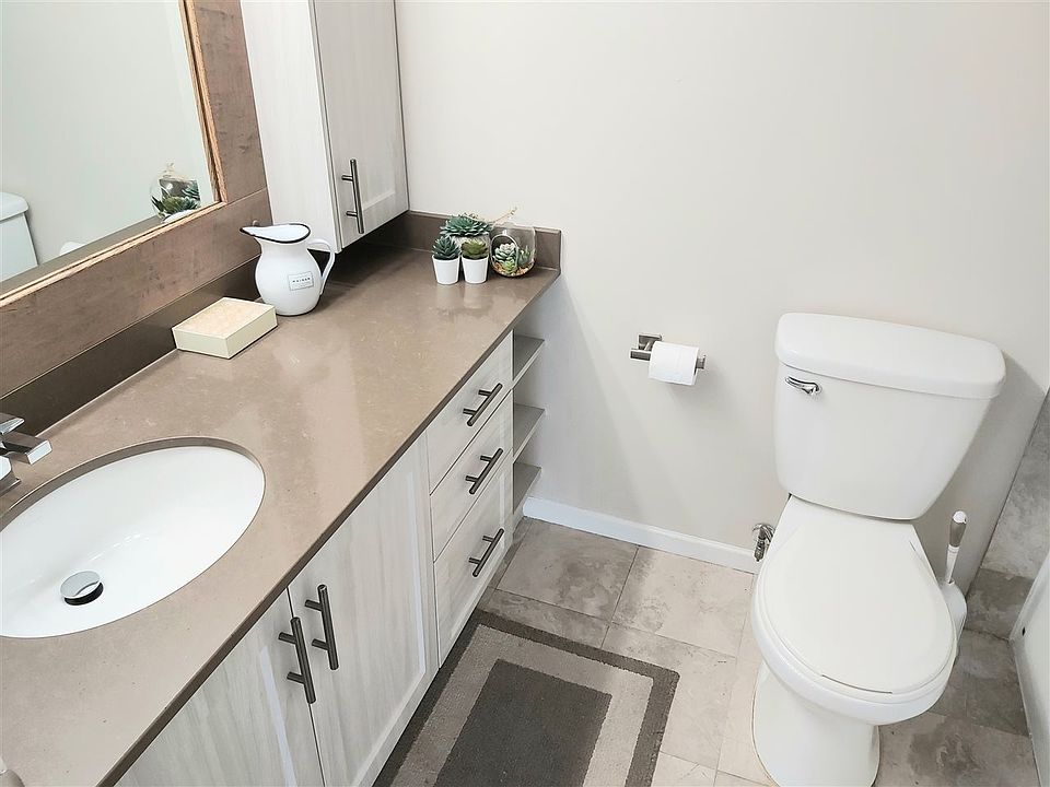 2nd image of 567 Lonsdale Ave #502