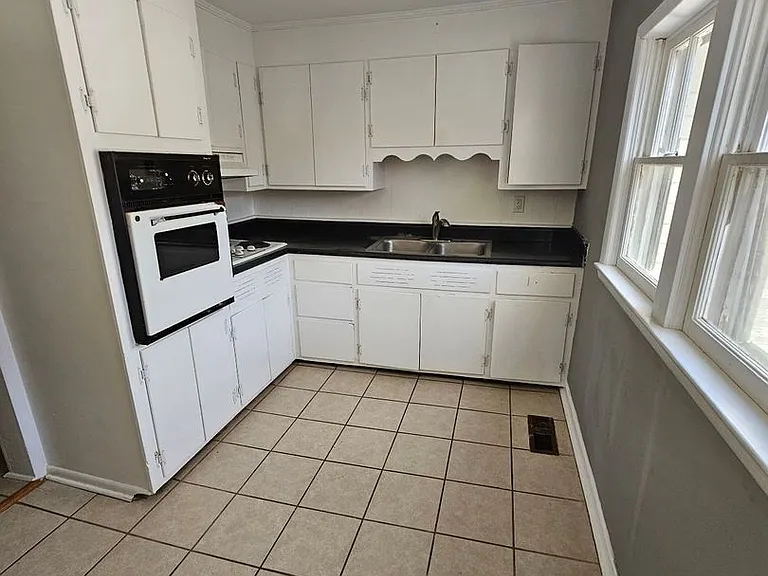 211 W Rasch Rd — Photo 6