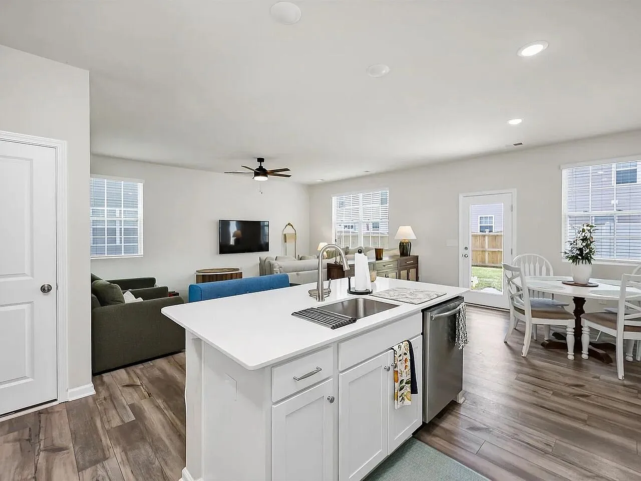3 bed, 3.0 bath, 1714 sqft, $2,000 — Photo 4