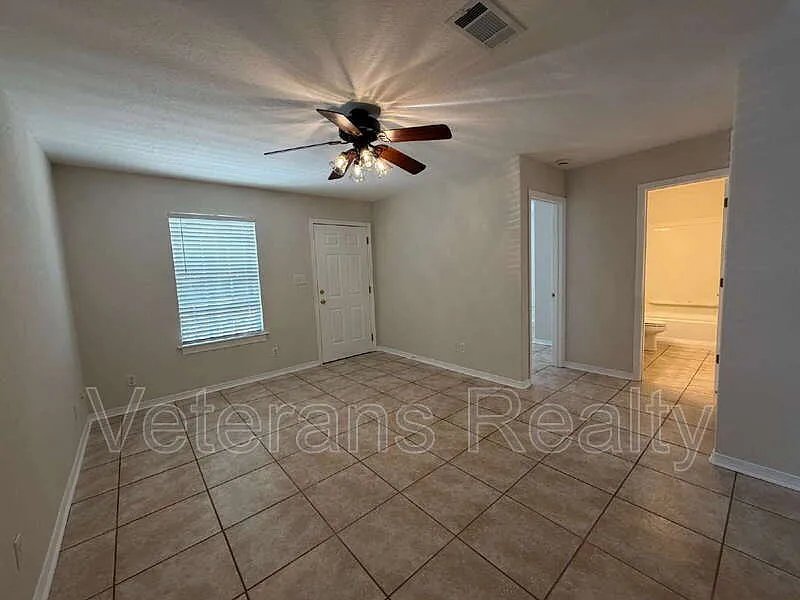 3 bed, 2.0 bath, 1200 sqft, $1,400 — Photo 2