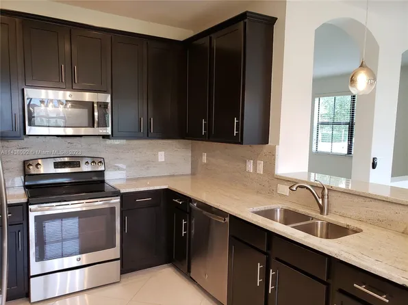 12350 N Village Cir, Davie, FL 33325