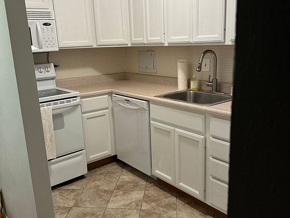 kitchen looking in from foyer, fridge would be to the right (just outside of the snapshot)