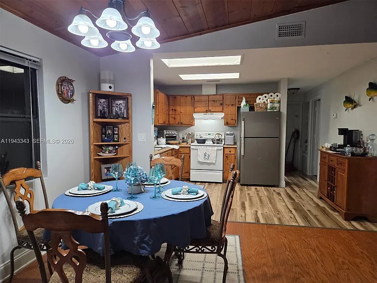 1866 9th Pl — Photo 2