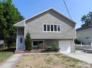 621 Dartmouth St, Westbury, NY 11590