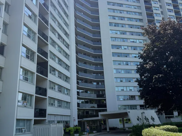 530 Lolita Gdns #702, Mississauga, ON L5A 3T2