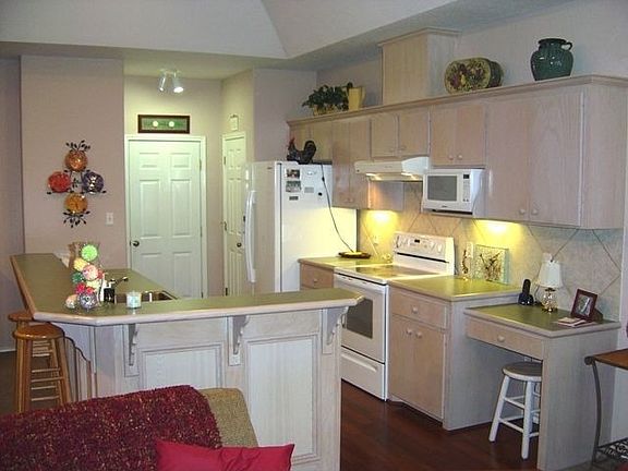 2nd image of 707 Lake View Dr