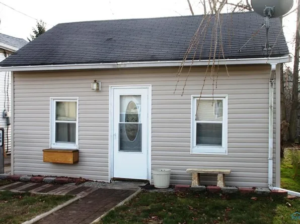 108 E Young St, Liberty Center, OH 43532