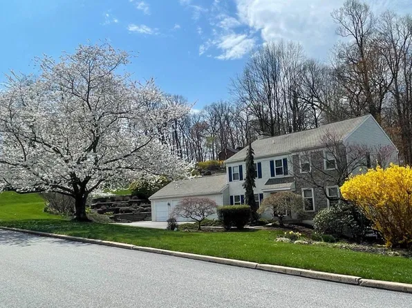 6 Oak Glen Dr, Malvern, PA 19355