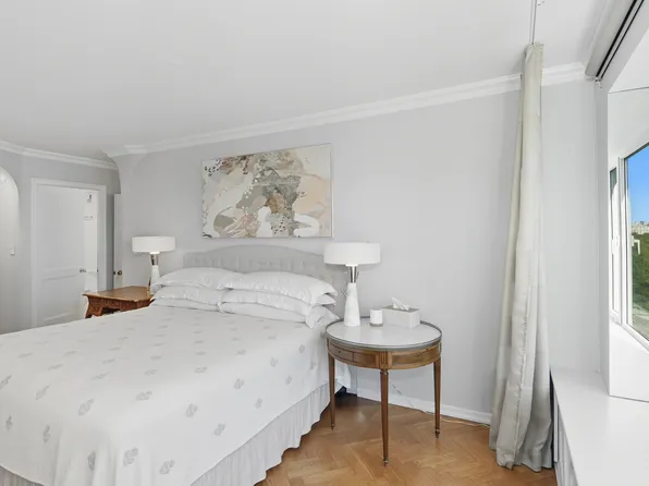 1050 5th Avenue image 12 of 14