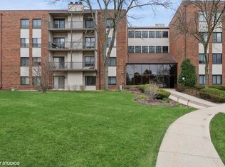 3030 Pheasant Creek Dr APT 207, Northbrook, IL 60062