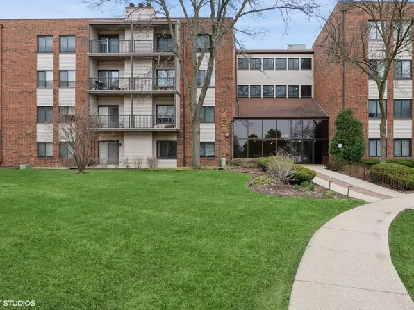 3030 Pheasant Creek Dr APT 207, Northbrook, IL 60062