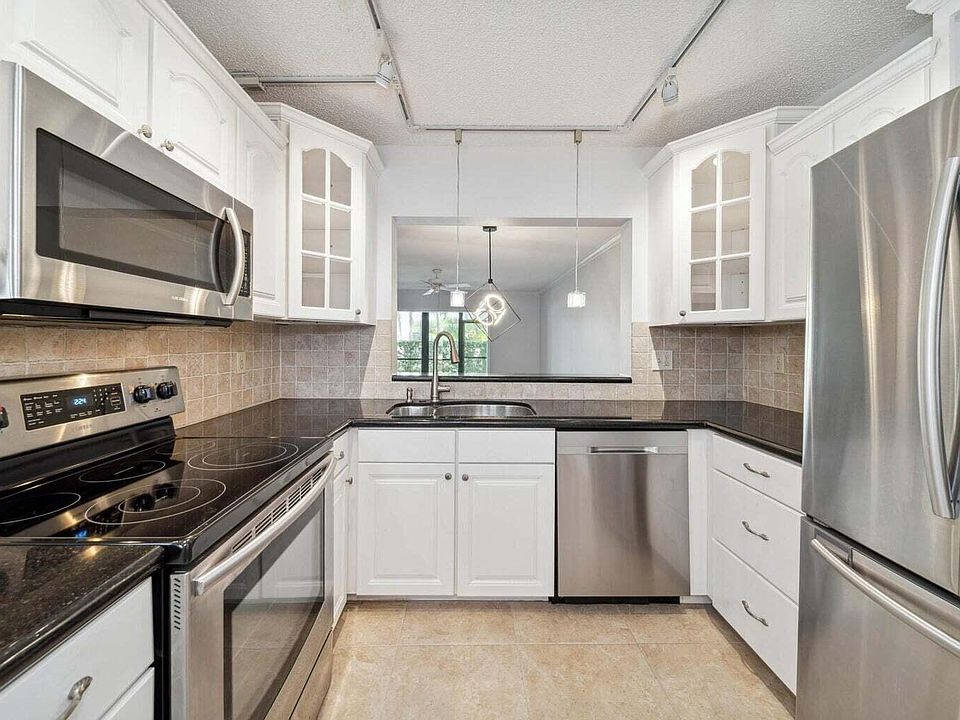 1st image of 100 Pelican Pointe Dr #1020
