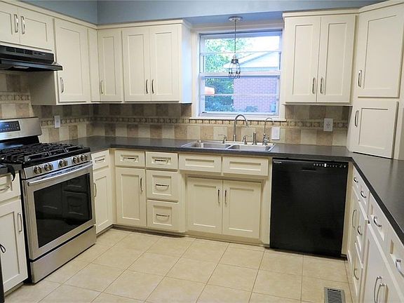 3rd image of 524 Church Ave