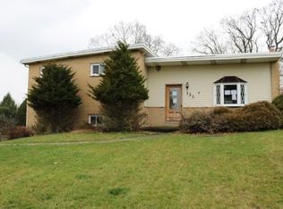 121 Horseshoe Dr, White Oak, PA 15131