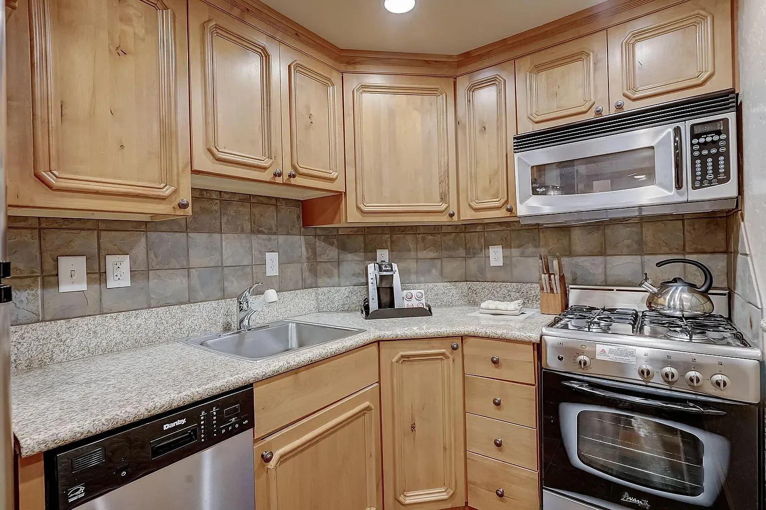 2 bed, 1057 sqft, $2,300 — Photo 3