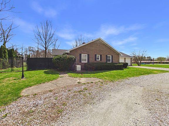 3rd image of 1925 Lindberg Rd
