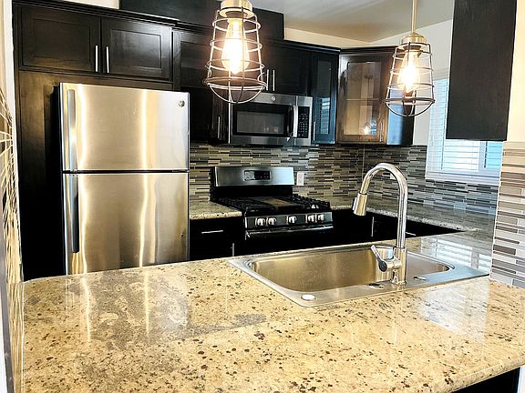 5th image of 821 N Austin Ave #208