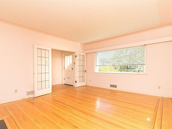 5th image of 1030 Falkland Rd