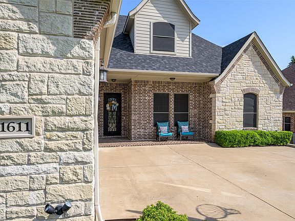 3rd image of 1611 Moreland Dr