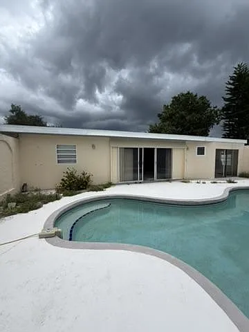 4 bed, 3.0 bath, 2396 sqft, $1,027 — Photo 2