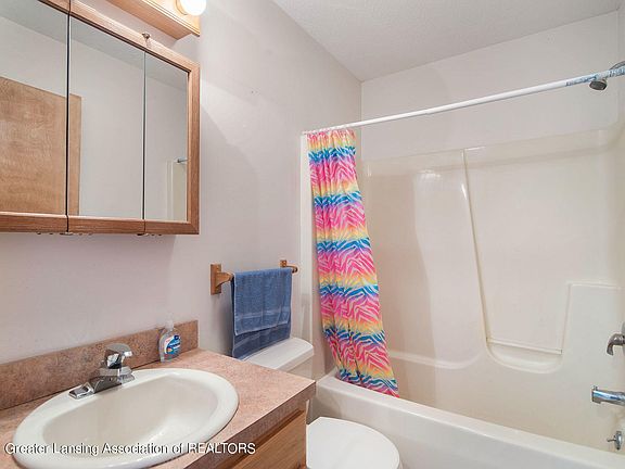 3rd image of 410 N Iris Ln