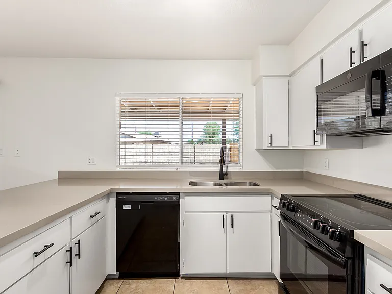 2324 E Palmcroft Dr — Photo 9