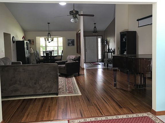 4th image of 819 NE 52nd Ave