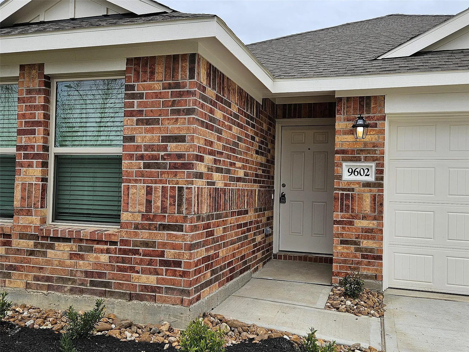 4 bed, 2.0 bath, 1847 sqft, $2,150 — Photo 2
