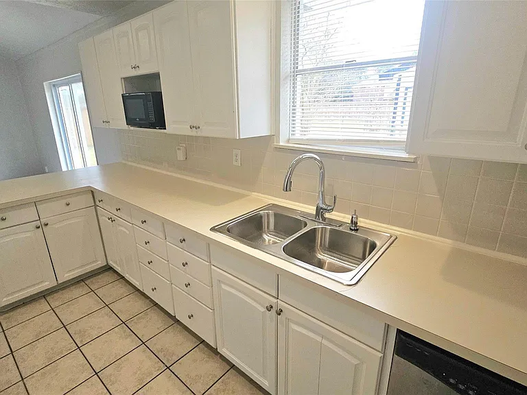 210 Brigadoon Ln — Photo 11