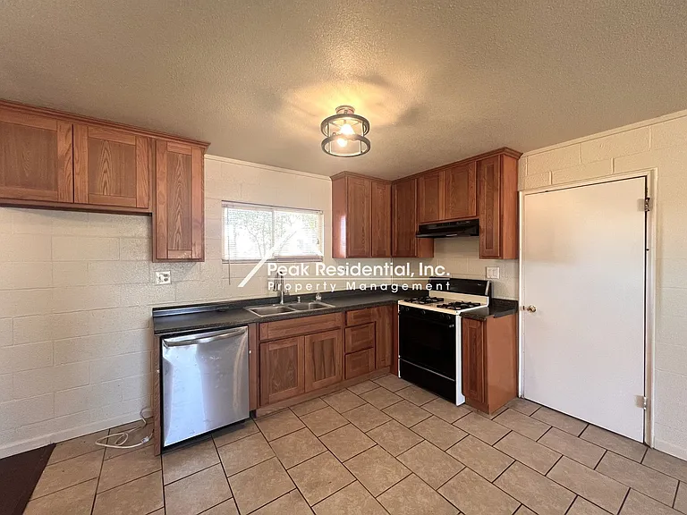 3201 Leona Cir — Photo 7