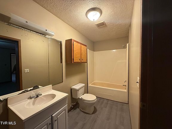 5th image of 1204 Bloomingdale Pike
