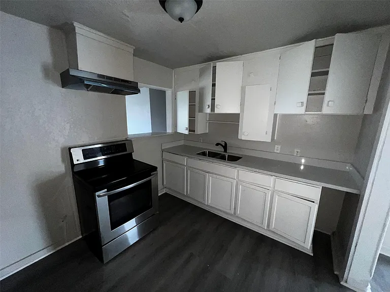 5401 Doolittle Blvd — Photo 2