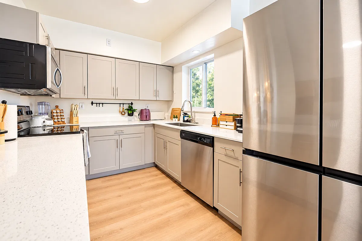 3 bed, 2.0 bath, 1156 sqft, $3,900 — Photo 2
