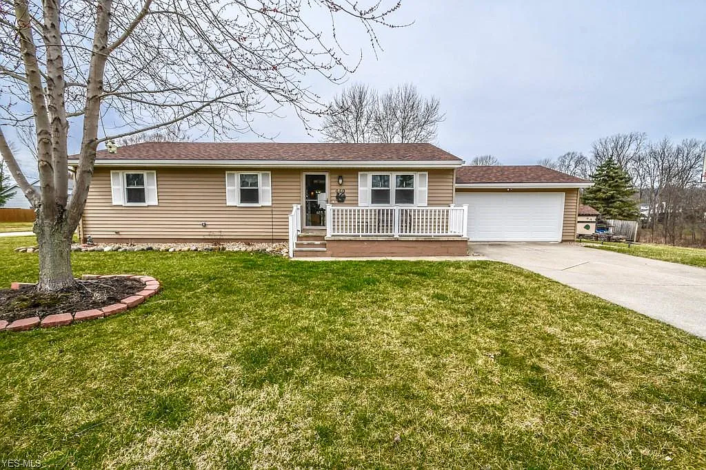440 Topaz Ln photo 1
