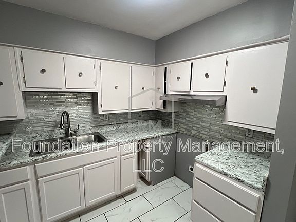 3rd image of 2412 Gentry Ave