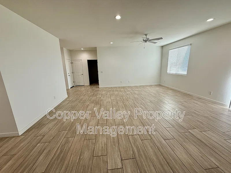 4 bed, 2.0 bath, 1887 sqft, $2,800 — Photo 4