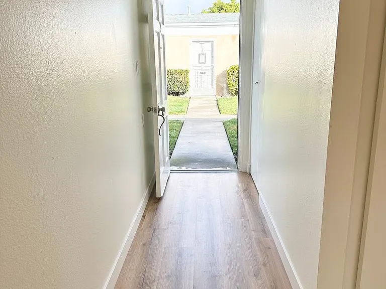 Lynrose Manor Apartments — Photo 16