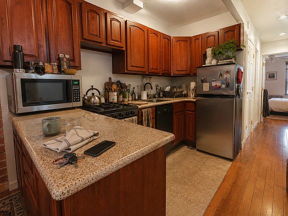 4th image of 417 W 48th St APT 4W