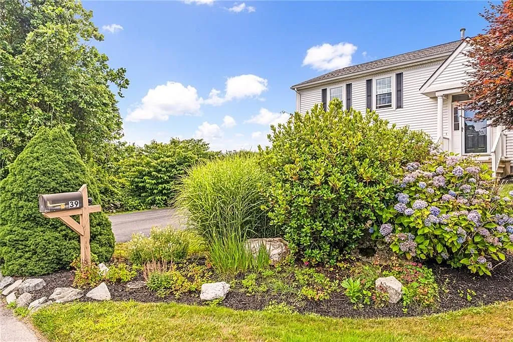 3 bed, 3.0 bath, 1288 sqft, $3,300 — Photo 3