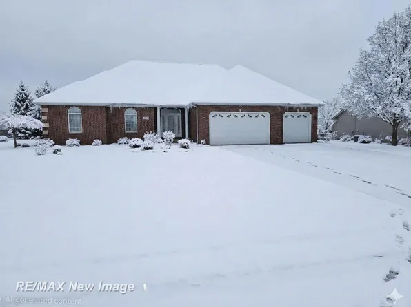 4374 Island Dr W, Saginaw, MI 48603